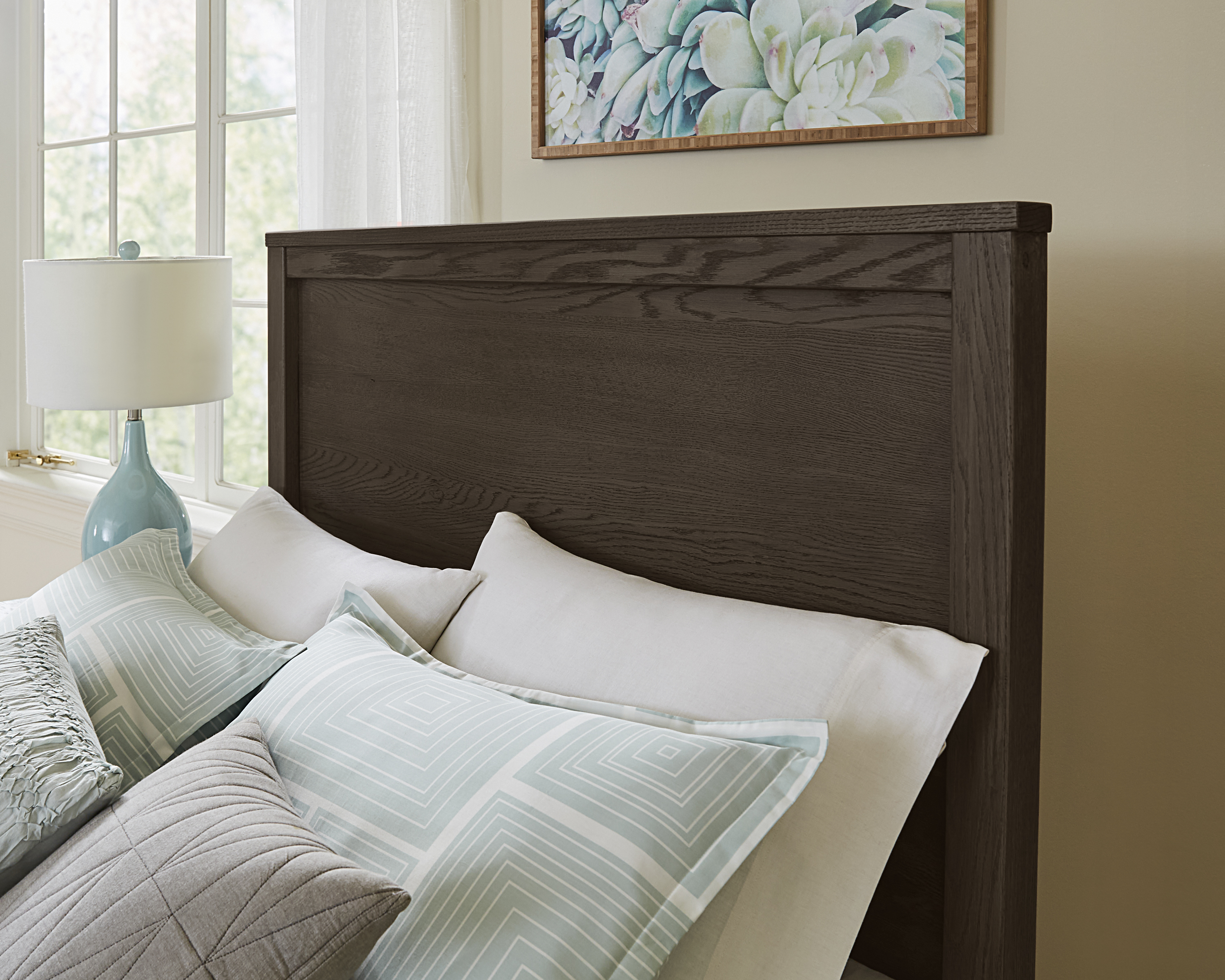 Model: 10-551-155-922 | Vaughan-Bassett Queen Bed