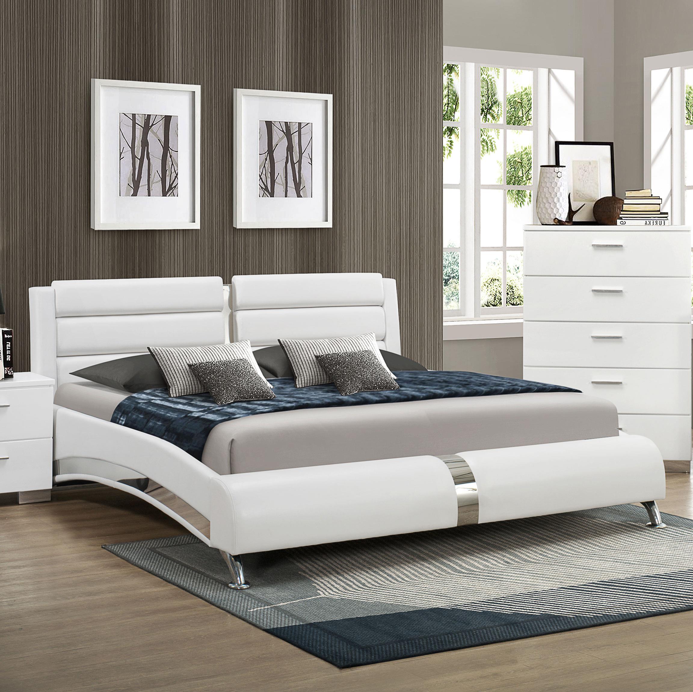Model: 300345Q | Coaster Jeremaine Upholstered Queen Sleigh Bed White