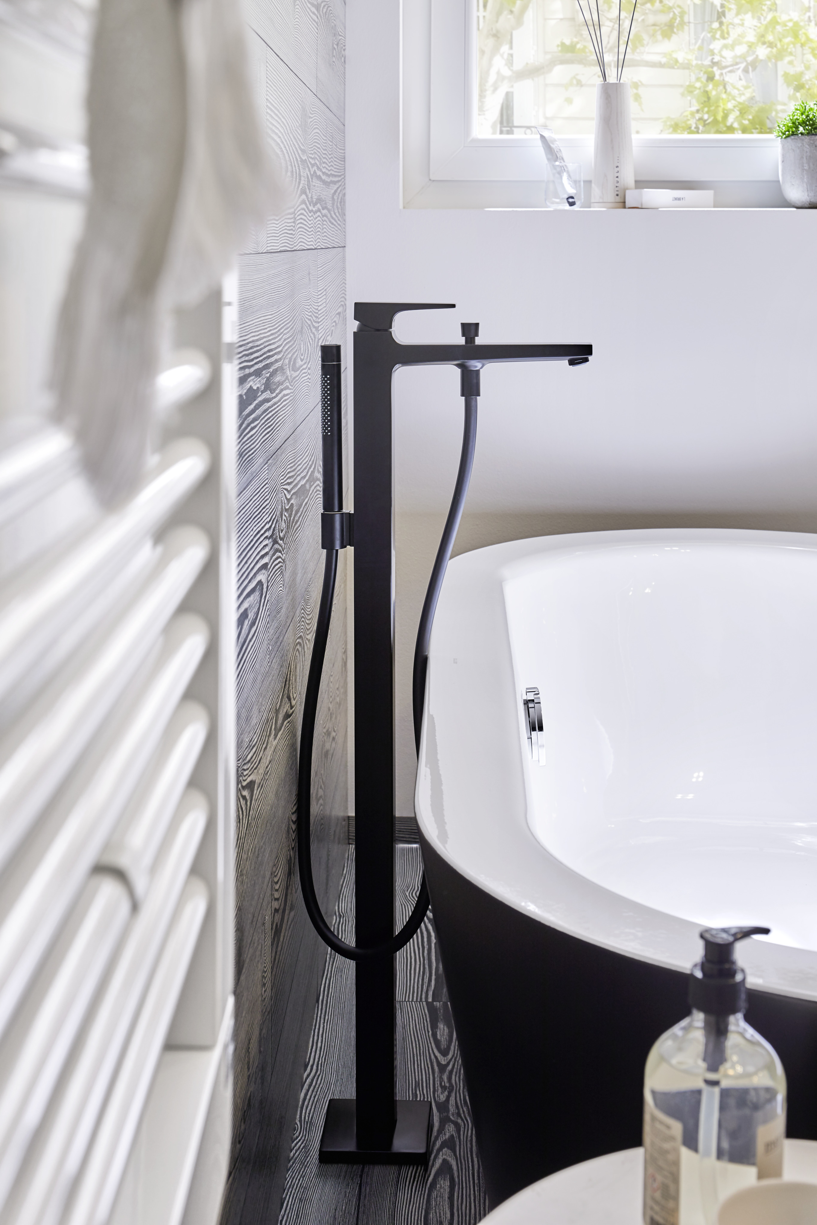 Model: 32532671 | Hansgrohe Metropol Freestanding Tub Filler Trim with Lever Handle and 1.75 GPM Handshower in Matte Black
