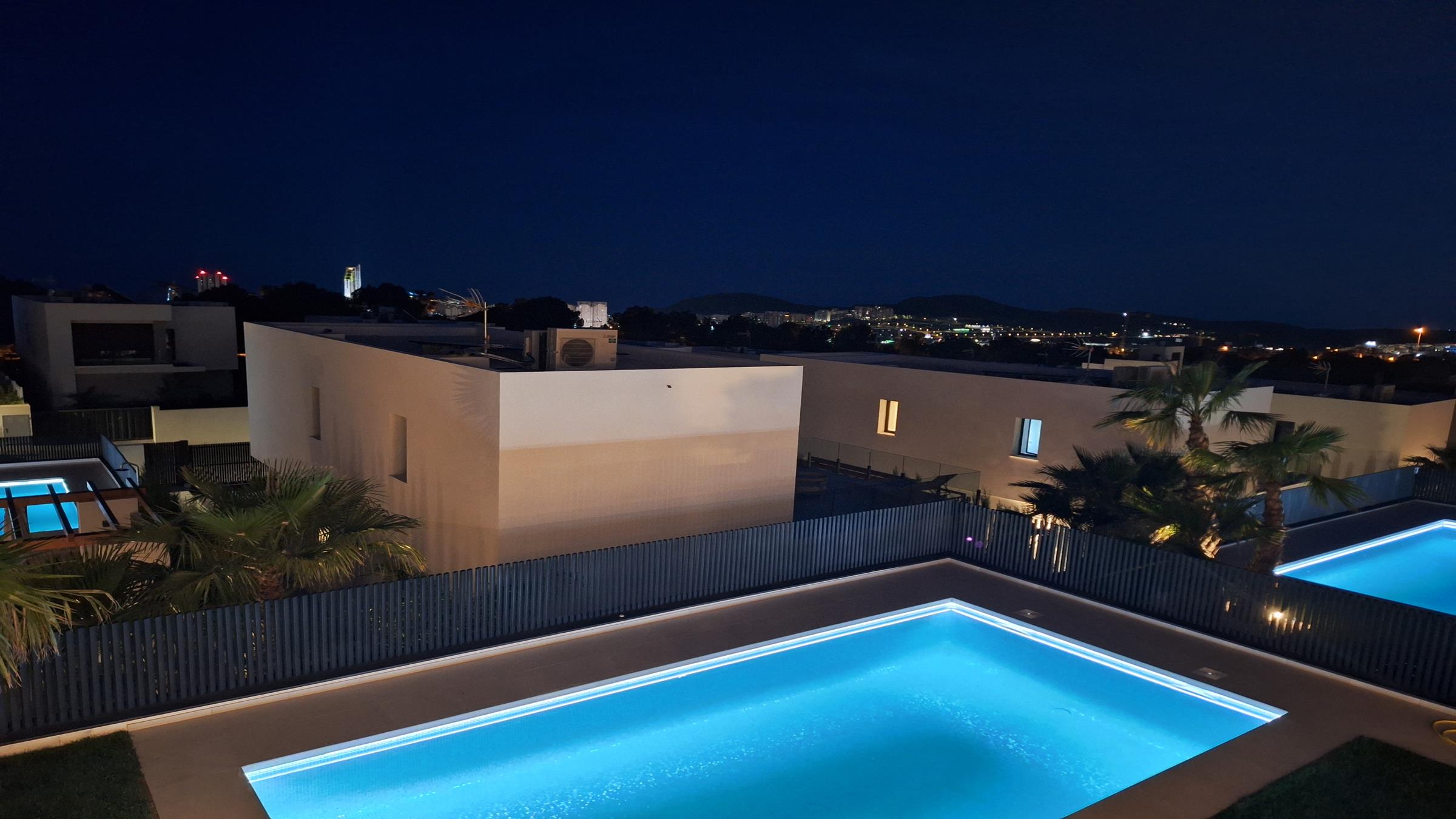 PISCINA_2___SWIMMING_POOL_2newsize_2400by1350.jpg