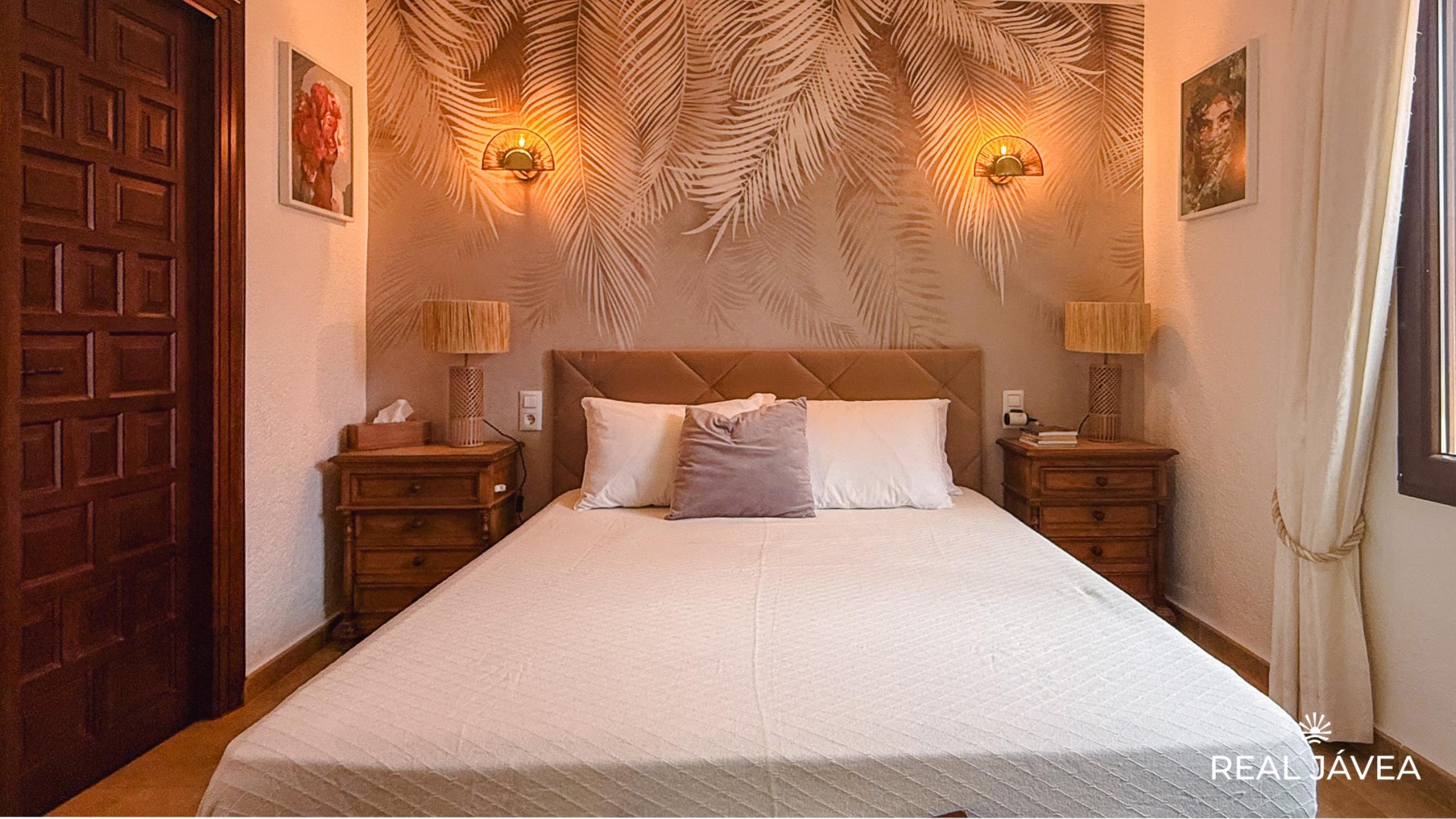 bedroom_1_3_level_0newsize_2400by1350.jpg
