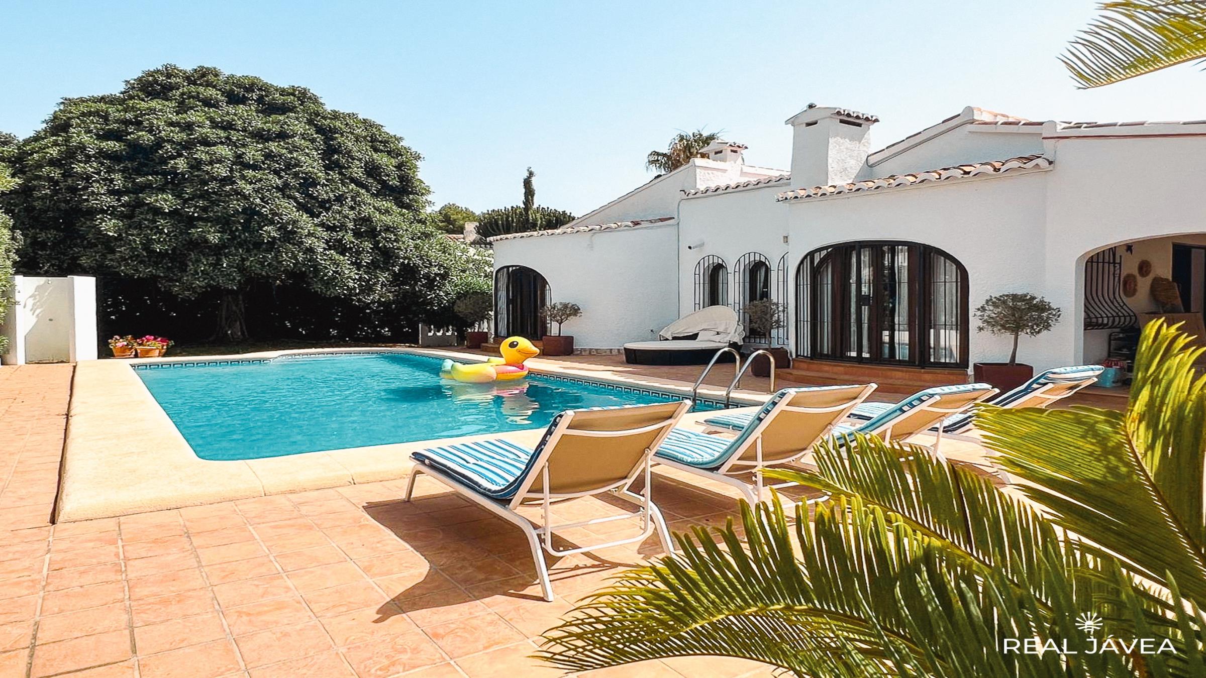 A_swimming_pool3newsize_2400by1350.jpg