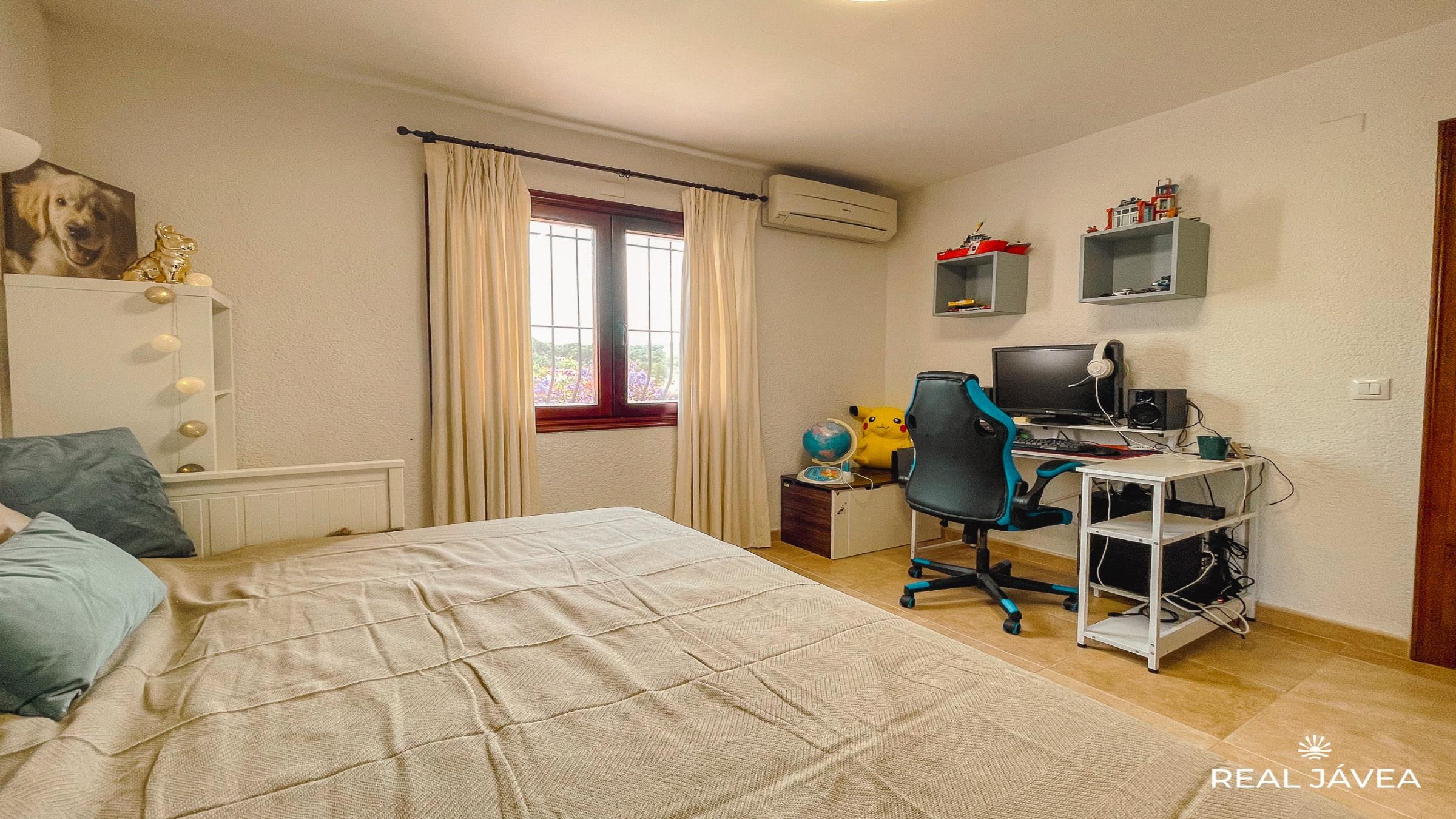 bedroom_2_2_level_0newsize_2400by1350.jpg