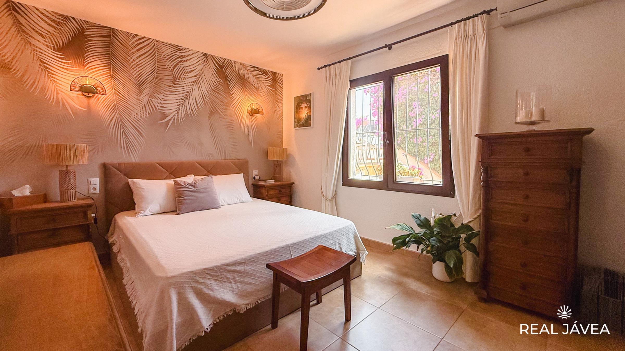 bedroom_1_2_level_0newsize_2400by1350.jpg