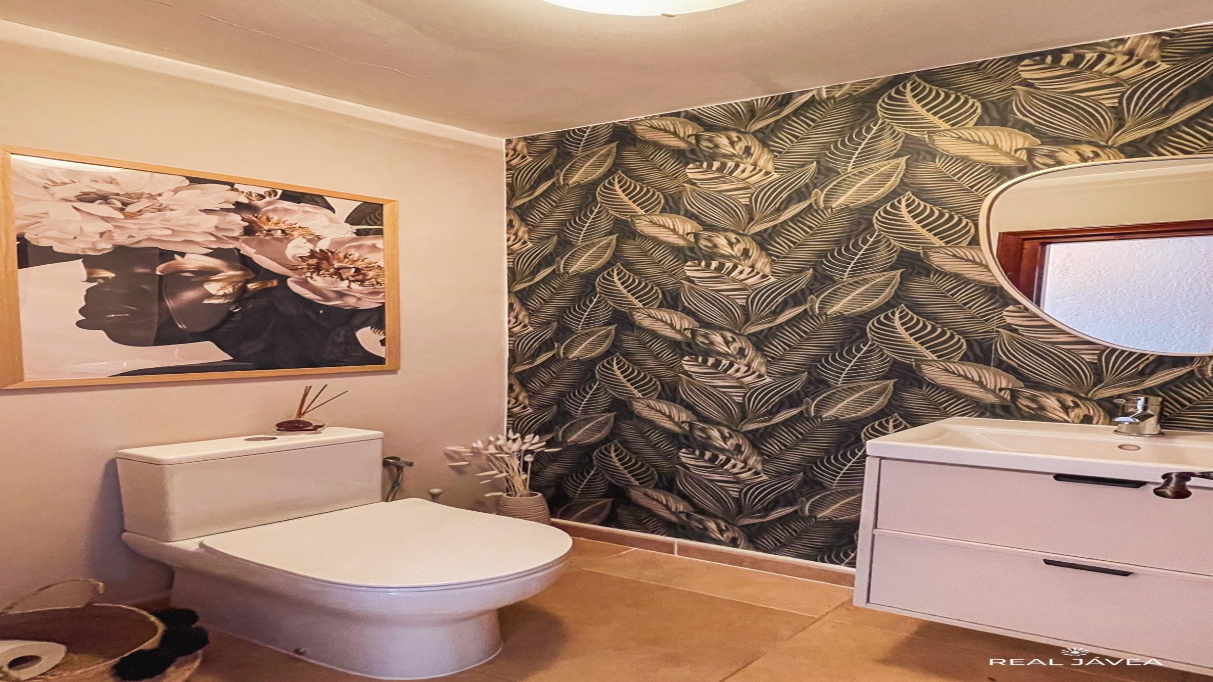 guest_bathroom_level_0newsize_2400by1350.jpg