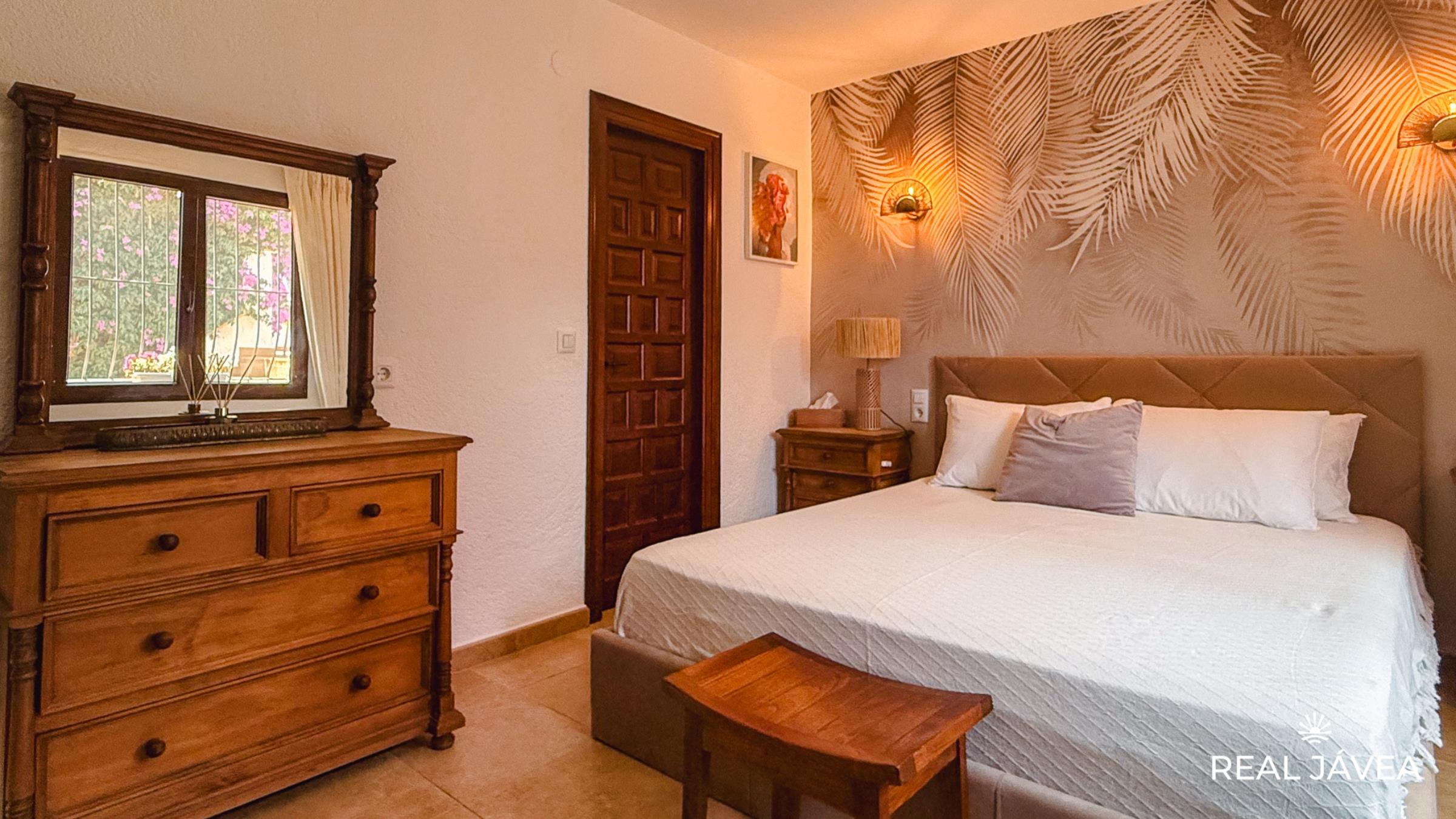 bedroom_1_4_level_0newsize_2400by1350.jpg