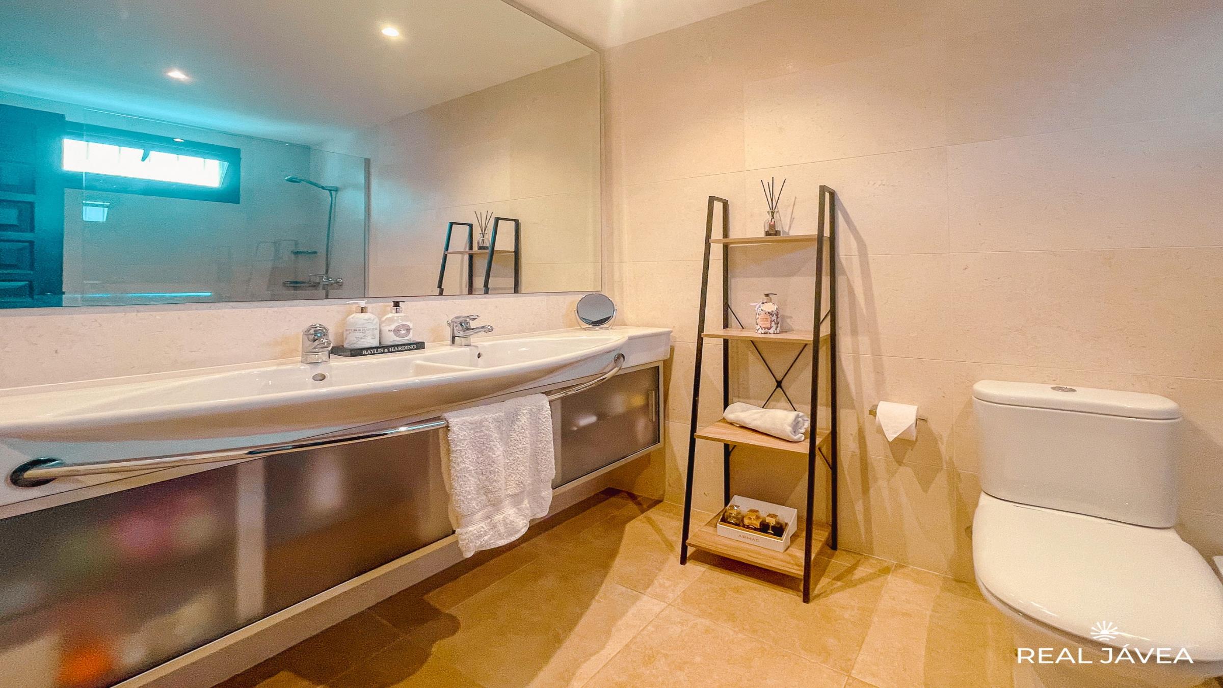 bathroom2_bedroom_1newsize_2400by1350.jpg