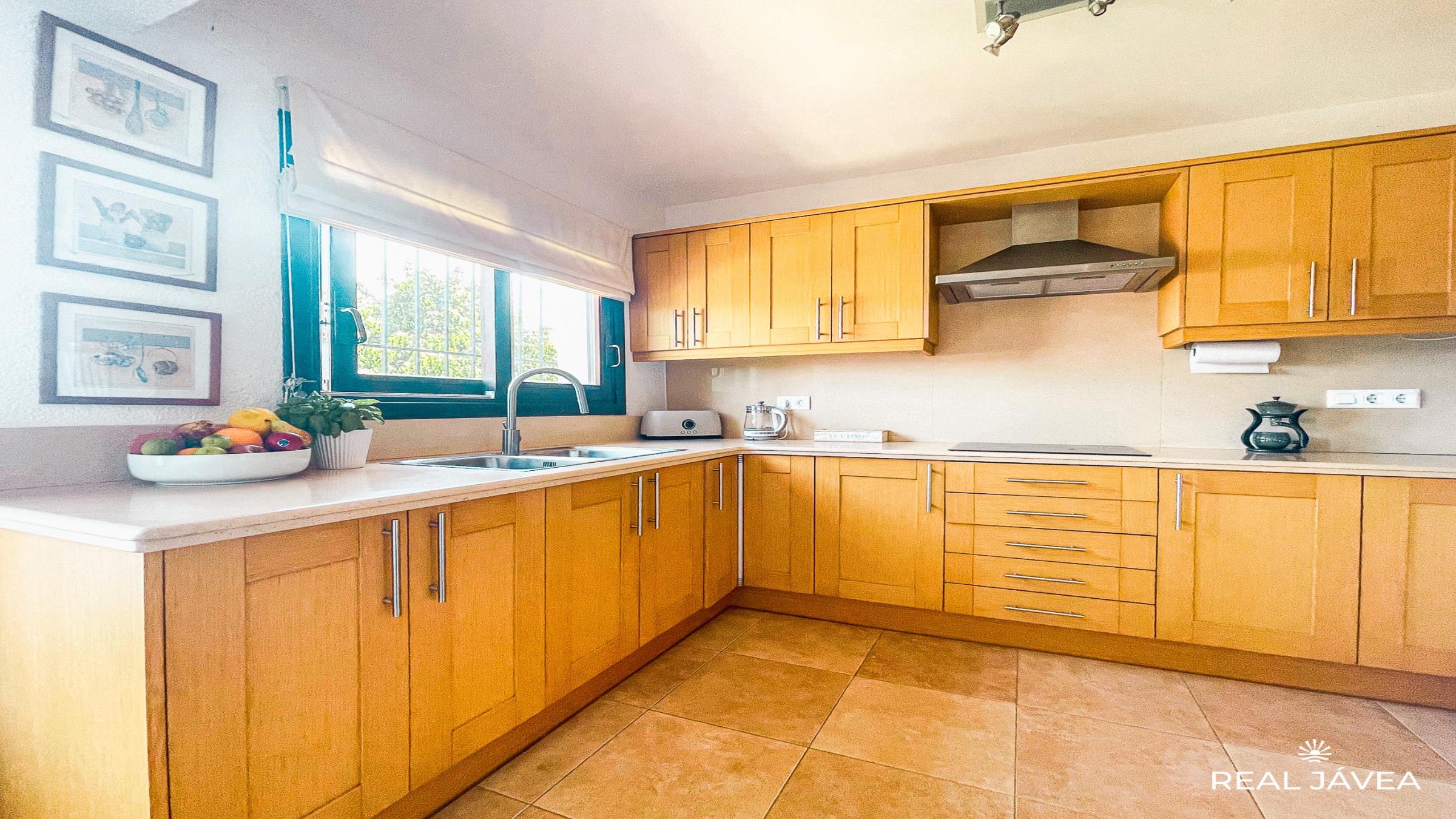 kitchen1newsize_2400by1350.jpg