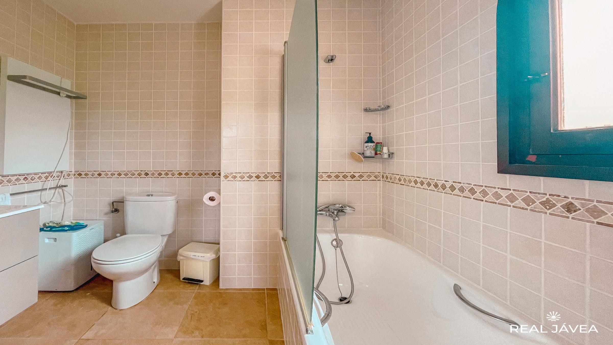 bathroom1_bedroom2_level_0newsize_2400by1350.jpg