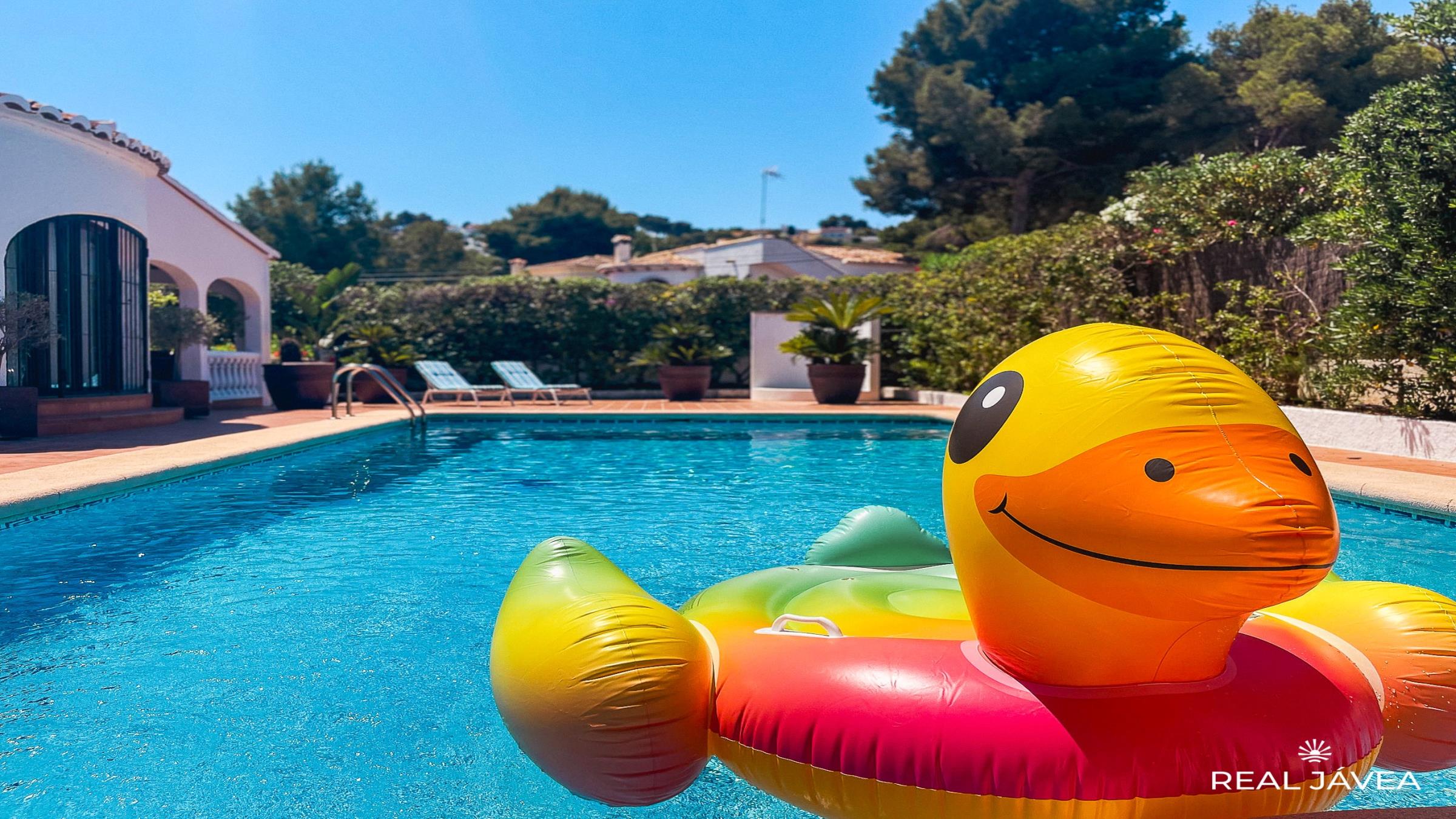 swimming_pool1newsize_2400by1350.jpg