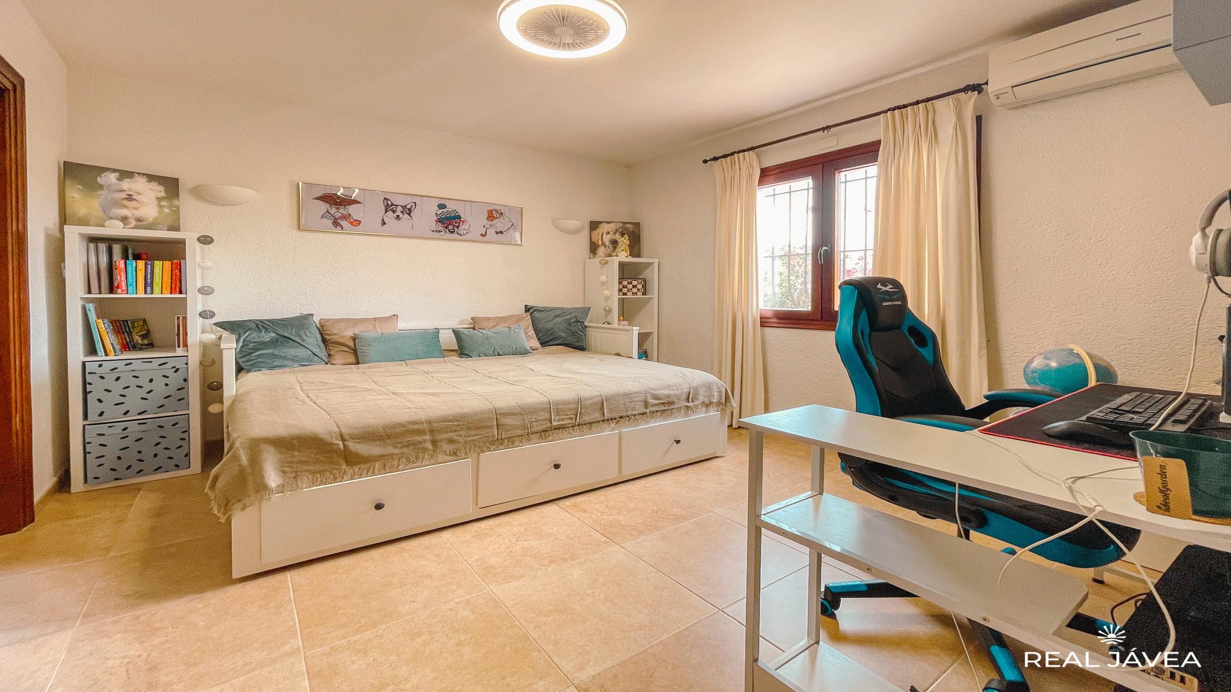 bedroom_2_1_level_0newsize_2400by1350.jpg