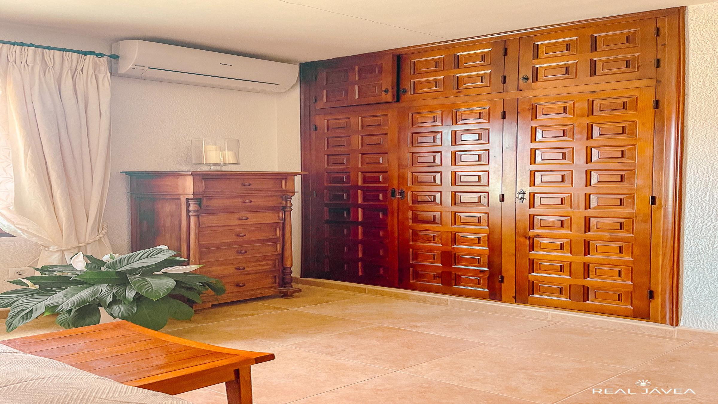 bedroom_1_1_level_0newsize_2400by1350.jpg