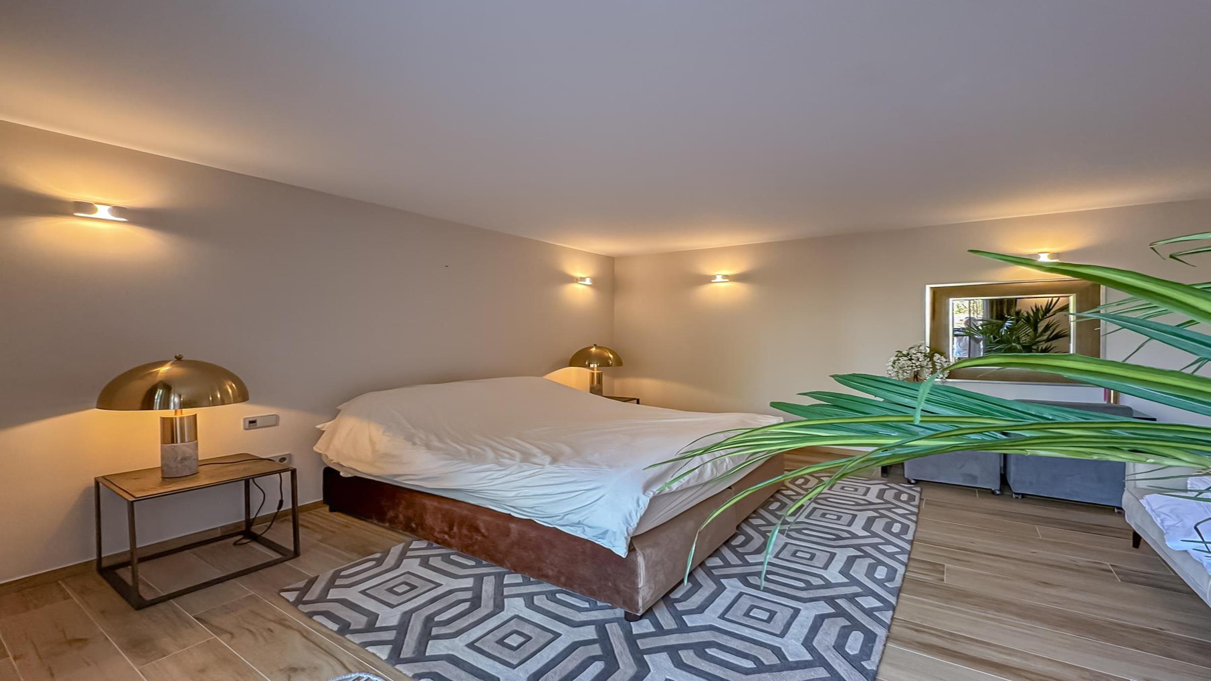 T_nardia_Villa_Pool__23__1800x1350newsize_2400by1350.jpg