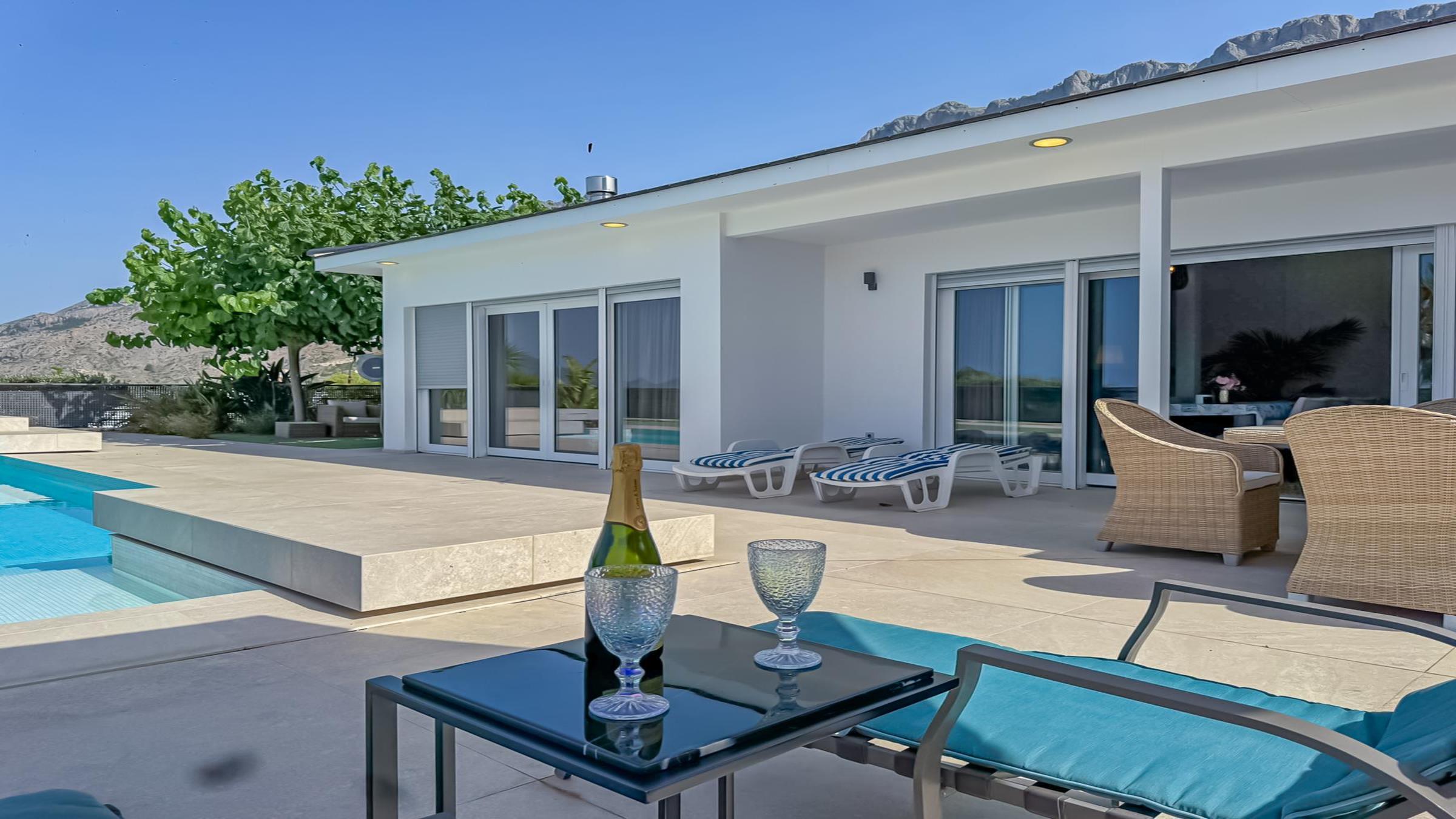 i2_nardia_Villa_Pool__42__1800x1350newsize_2400by1350.jpg