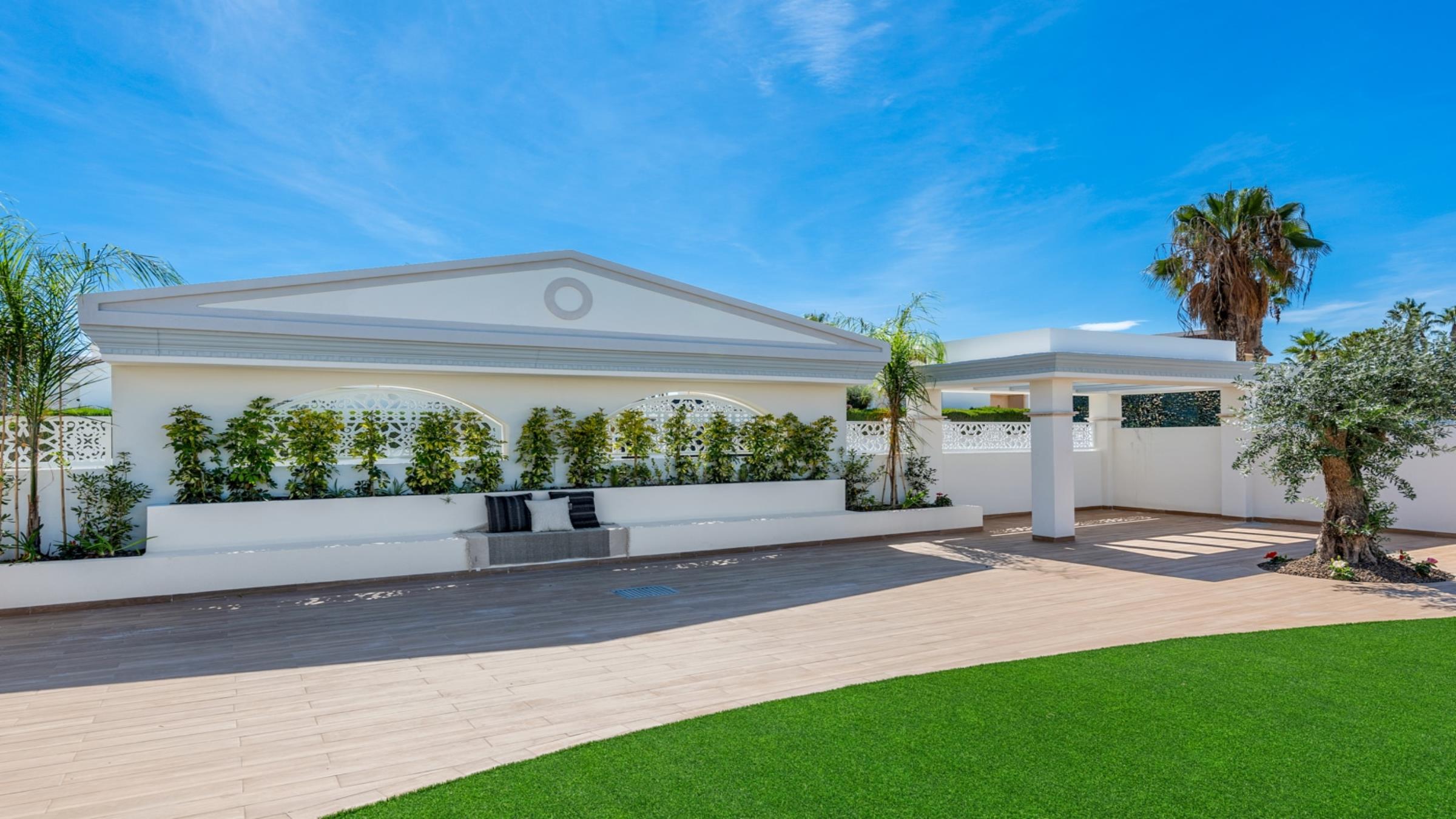 L_Adhara_piscina2_web_11-1newsize_2400by1350.jpg