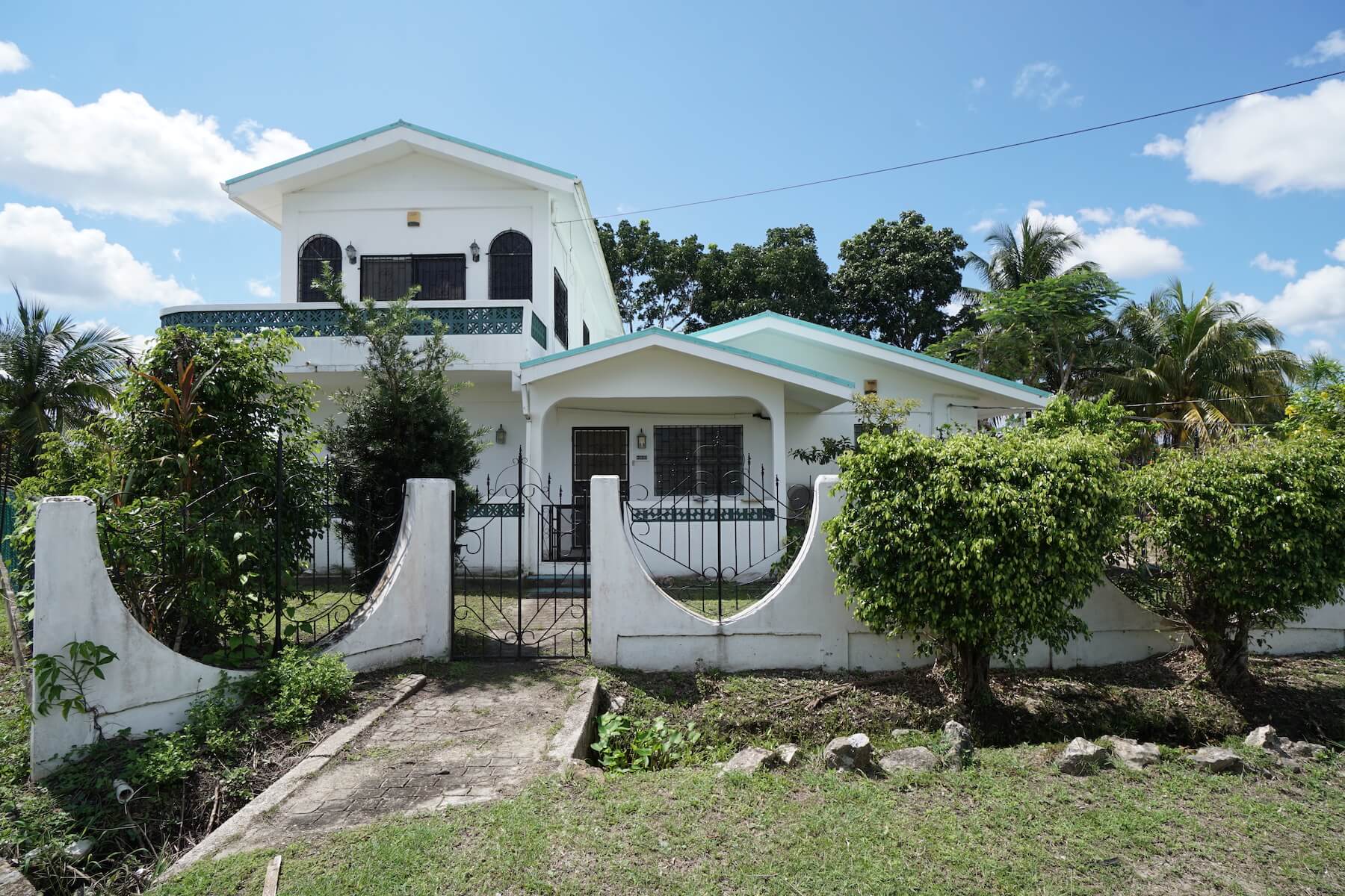 Charming 5 Bed/4 Bath Home on a Quiet Cul De Sac in Los Lagos