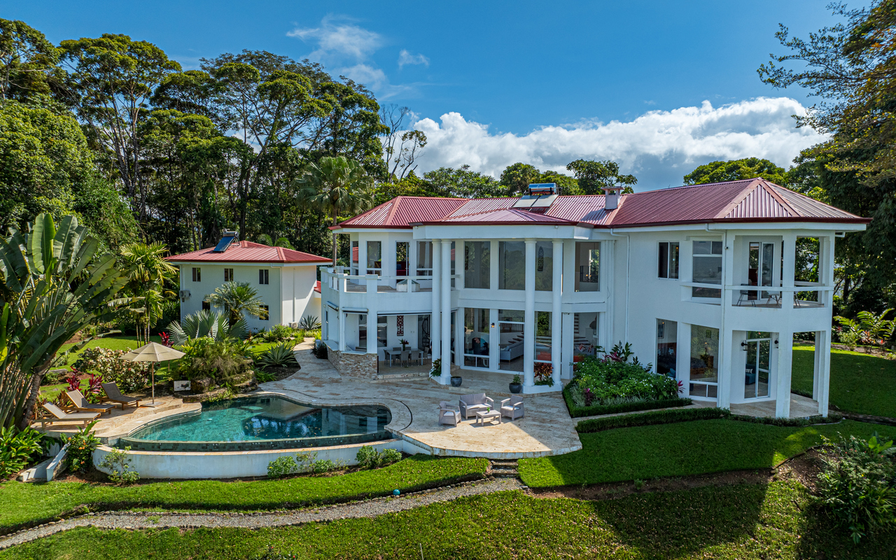 Secluded Luxury House Surrounded by Nature in Lagunas