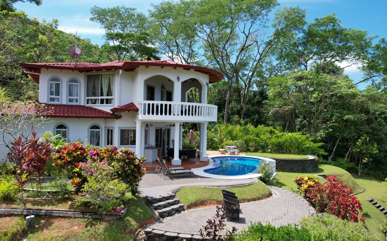 Exceptional 4 Bedroom Home with Tropical Gardens in Ojochal