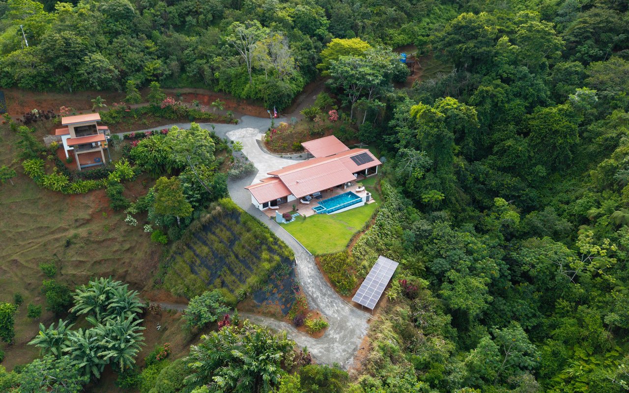 Luxury Home and Guest House with Mountain Views in Platanillo