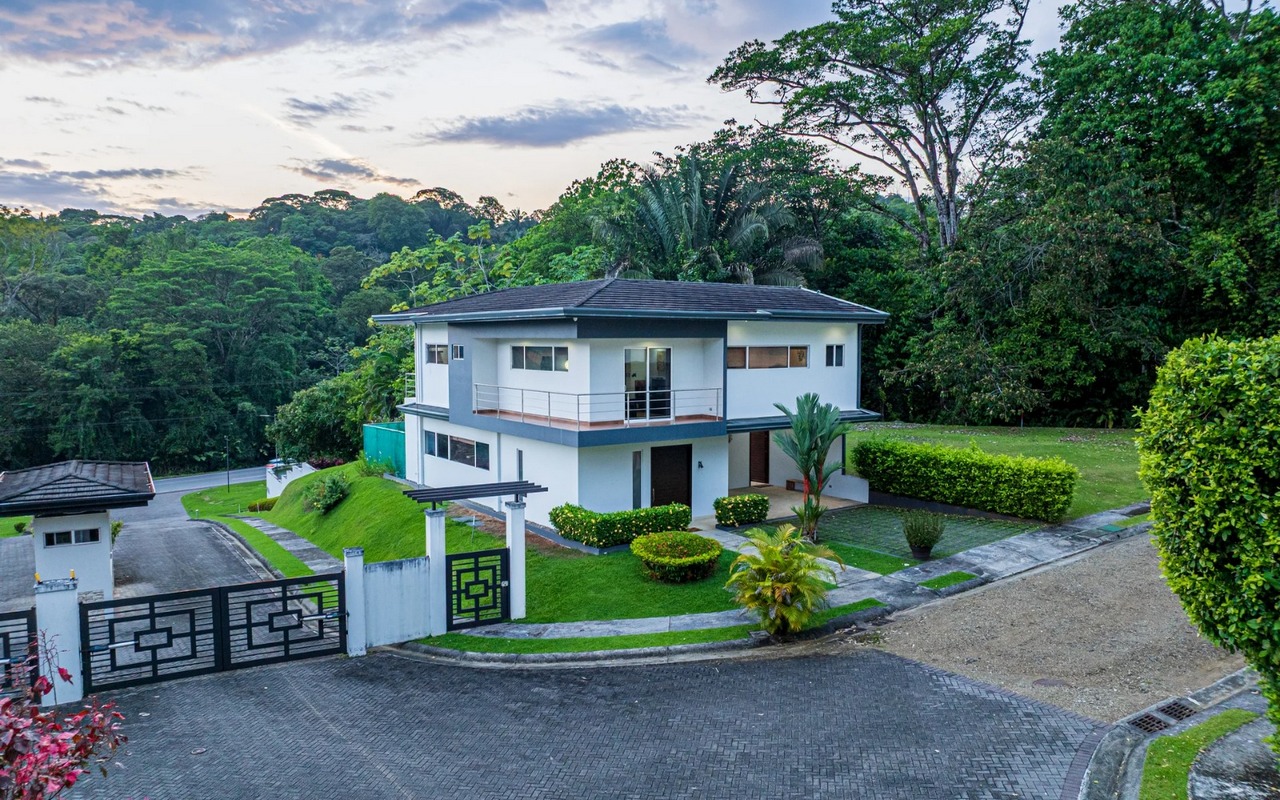 3 Bedroom House Steps from the Beach in Uvita