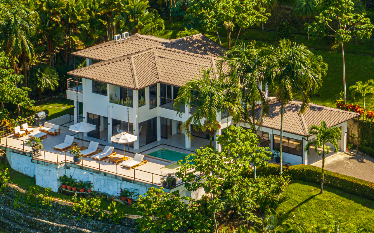 Luxury House with Privacy and Mountain Breezes in Uvita