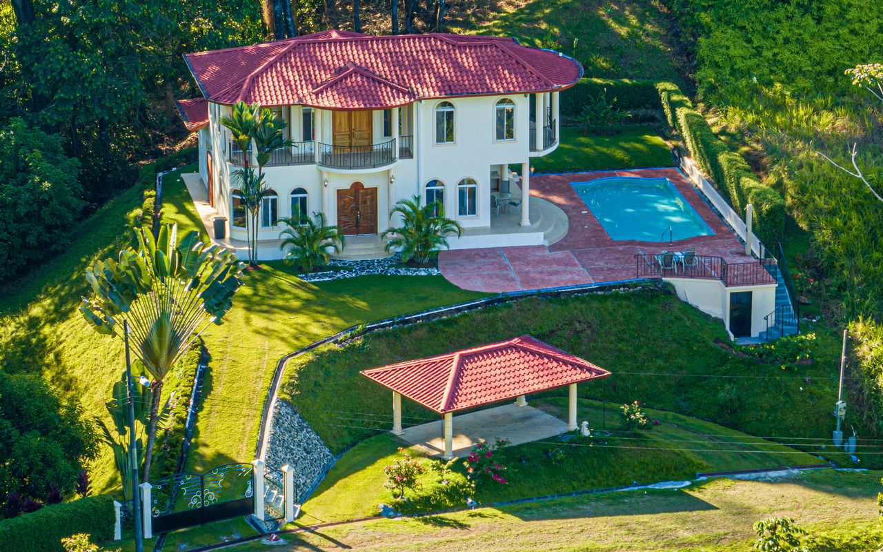 Spacious 3 Bedroom House Minutes from the Beach in Ojochal