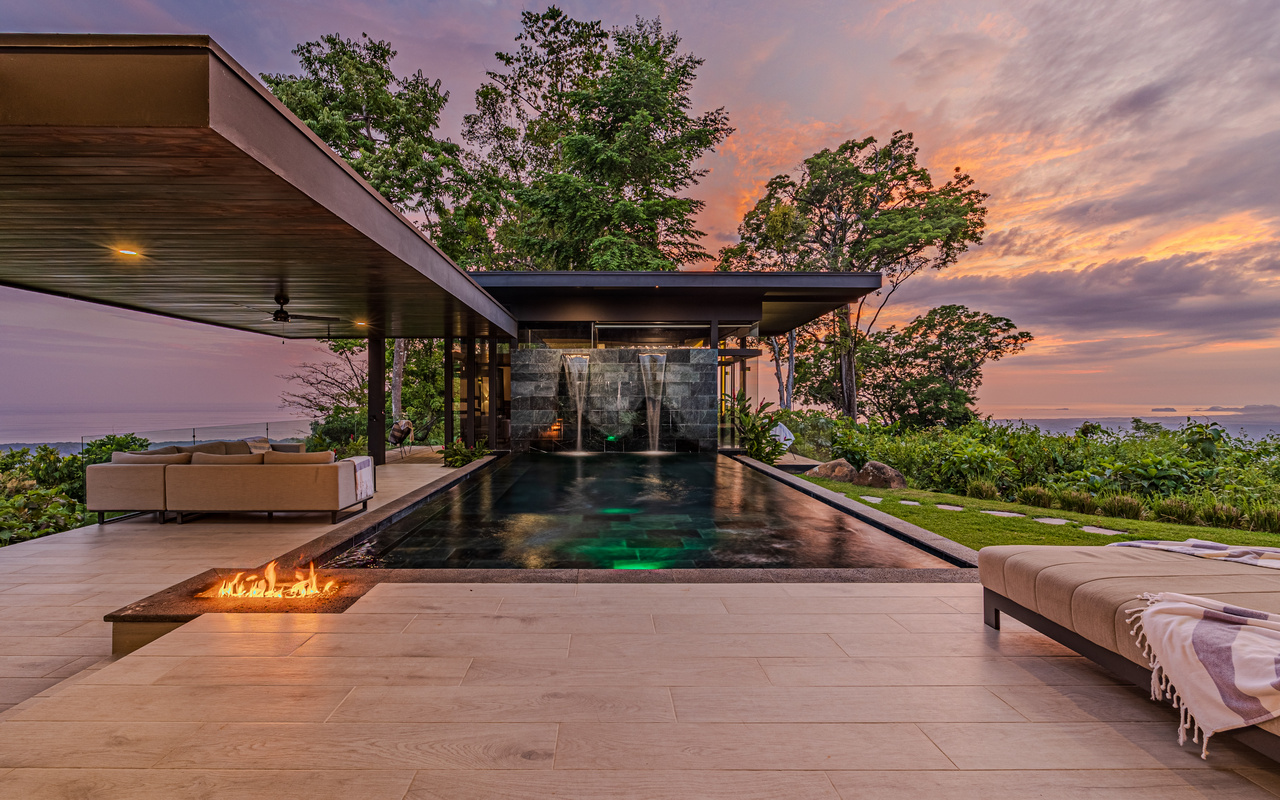 Tropical Luxury Villa with Amazing Views in Portalon