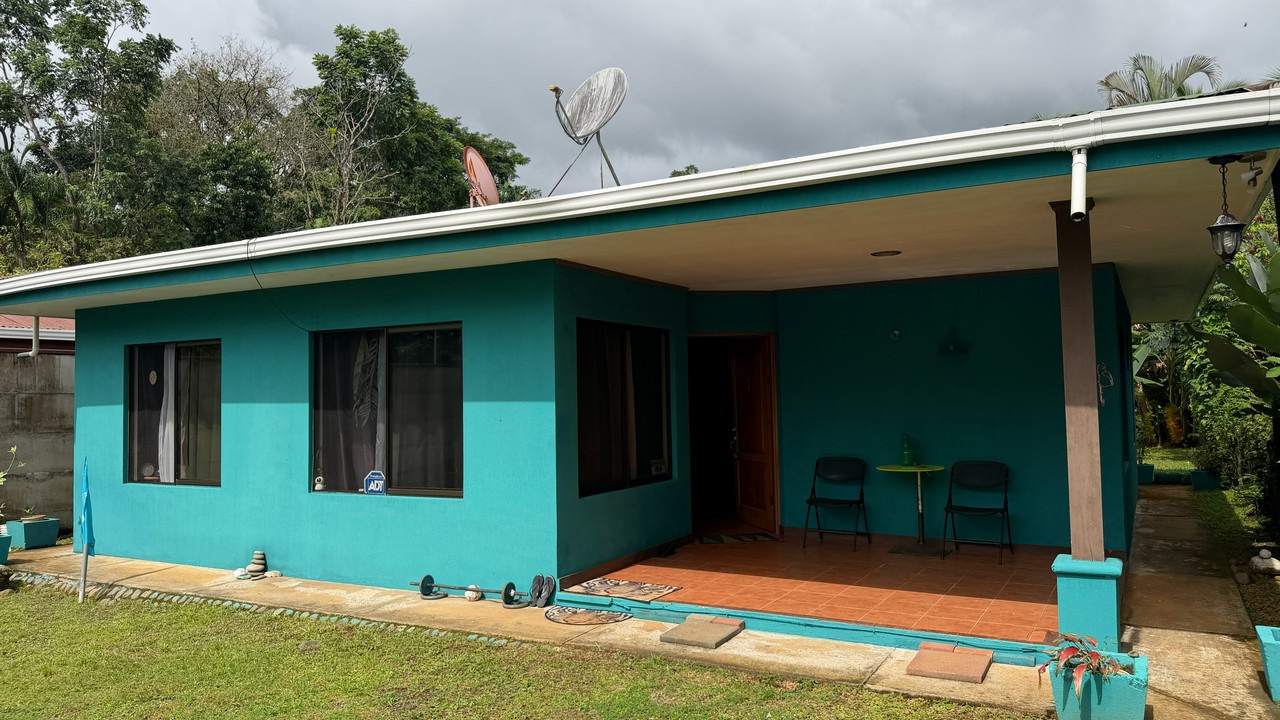 Cozy Three Bedroom Home Minutes Away from Quepos