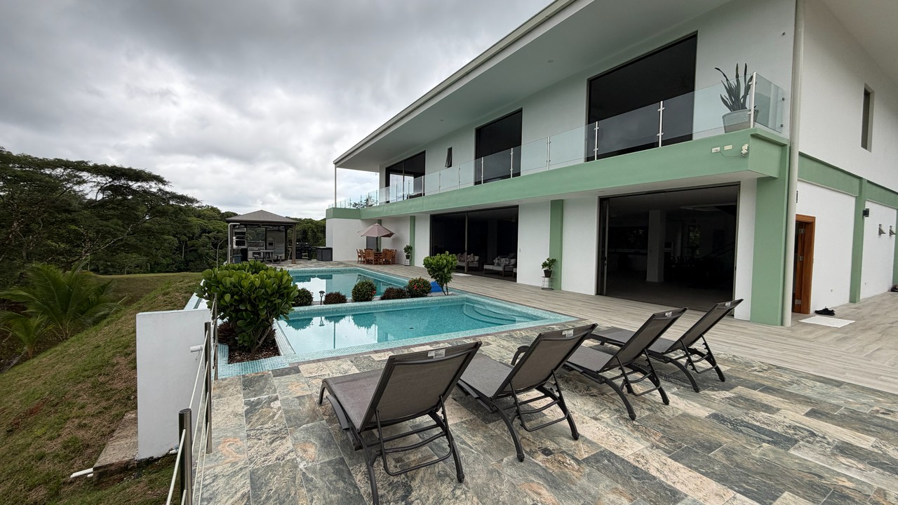Spacious Luxury Home Minutes Away from Quepos Marina