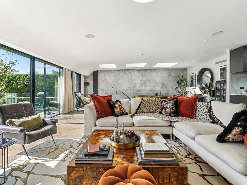 An immaculate and beautifully designed penthouse nestled in Covent Garden