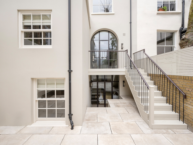 An elegant Notting Hill apartment with a private south-facing garden