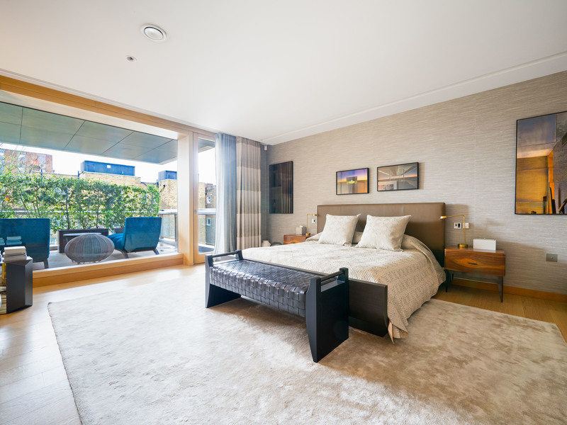 An exceptionally rare apartment with generous lateral living in Prime Kensington