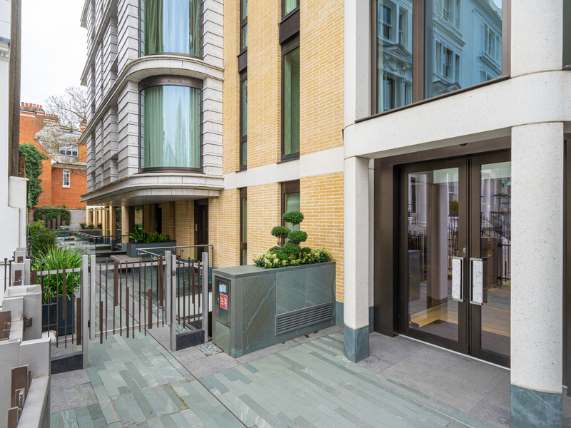 An exceptionally rare apartment with generous lateral living in Prime Kensington