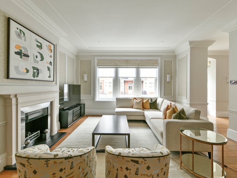 Beautiful renovated three-bedroom apartment in heart of Mayfair