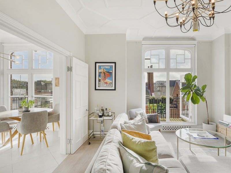 Elegant Victorian Marylebone Apartment with Balcony