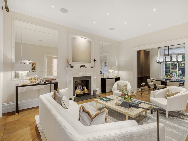 Luxury duplex apartment on Eaton Place with a swimming pool and Mews house