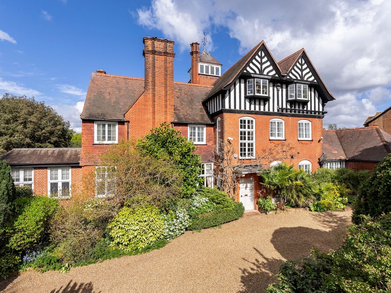 Resplendent family home perched by Streatham Common