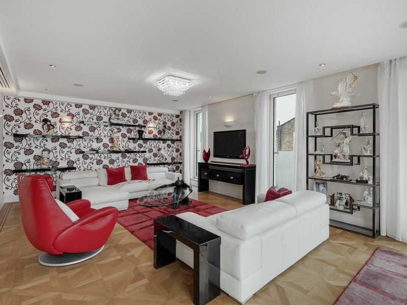 Exceptional new build with a large roof terrace