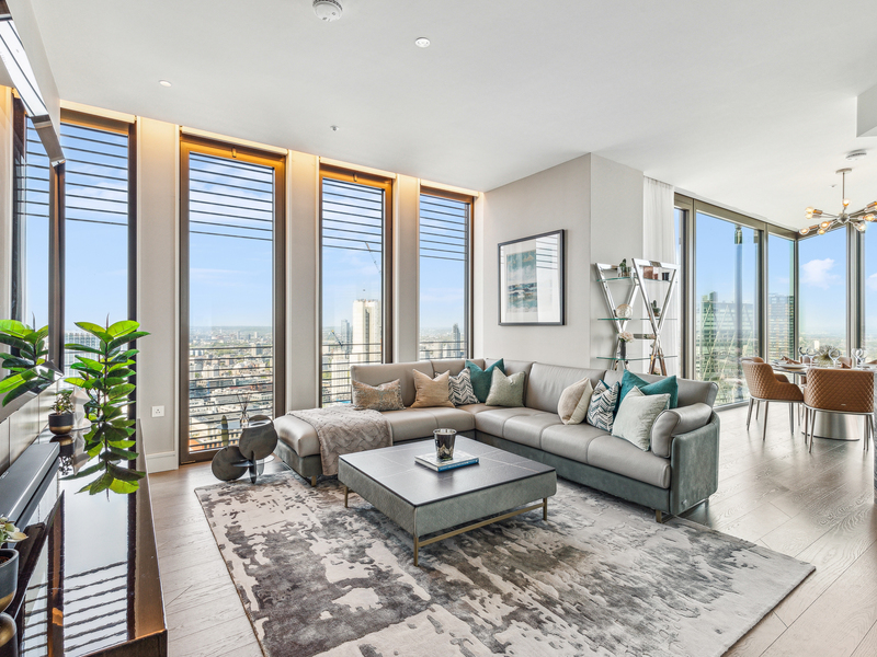 Three-Bedroom Penthouse with Breathtaking Views in the City of London