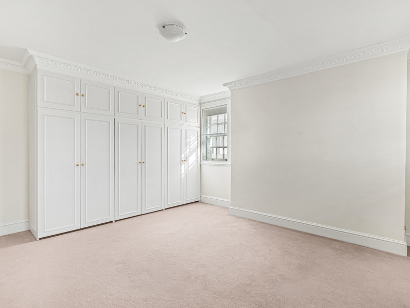 An expansive fifth-floor home moments from Grosvenor Square