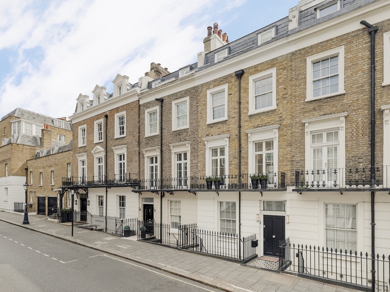 Chic Five-Bedroom Townhouse Moments from Hyde Park and Harrods