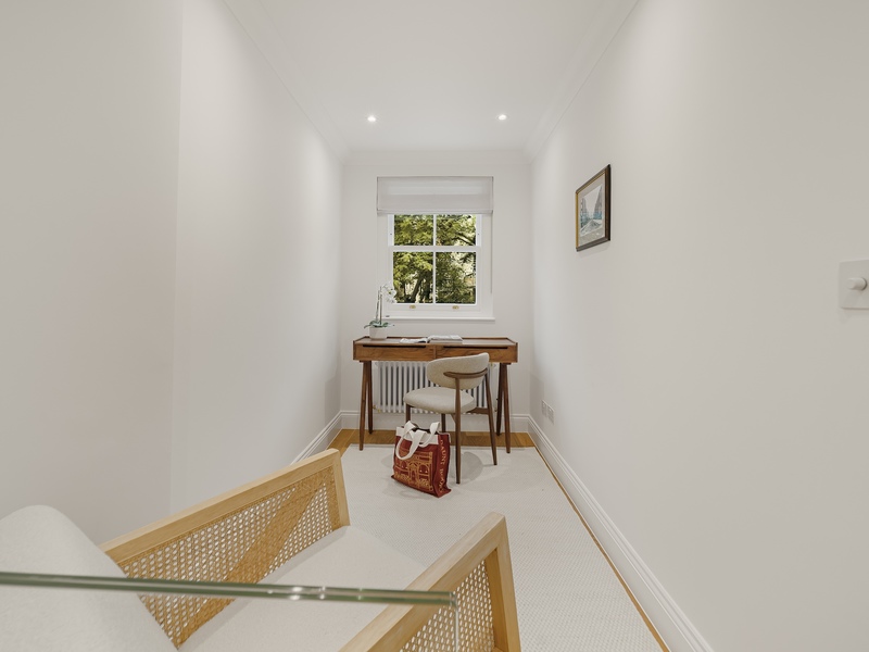 Immaculately refurbished three-bedroom triplex in the heart of Notting Hill