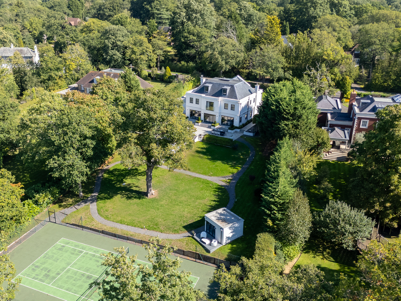 Striking Modern home on 1 acre plot in Pachesham Park