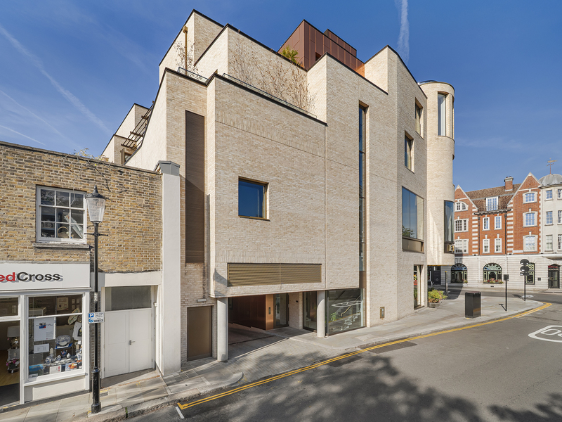 Lateral Living with a South-Facing Terrace in the Heart of Chelsea