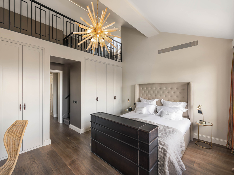 Chelsea Penthouse with Wide Westerly Views