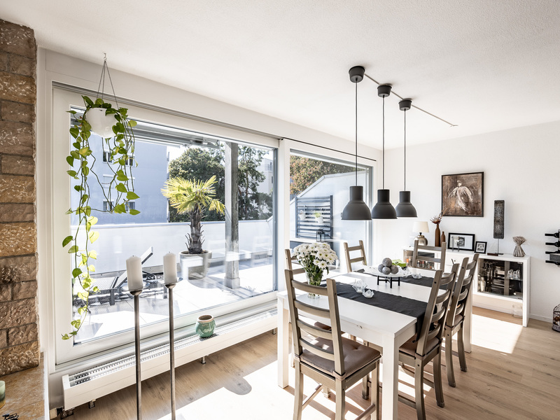 Appartement en attique de 4.5 pièces à Nidau - Séjour et salle à manger