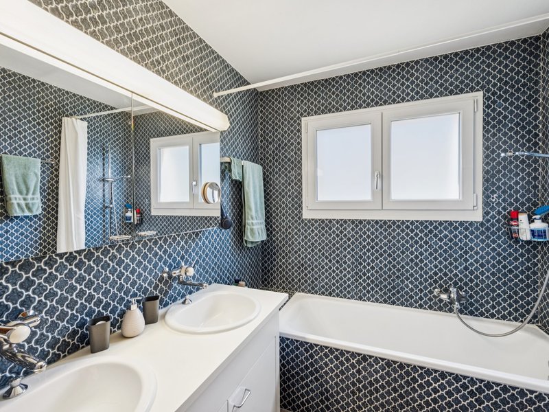 Moitié de maison jumelle de 5.5 pièces à Aesch - Salle de bain