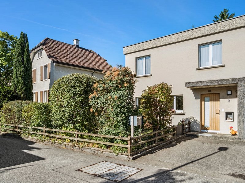 Moitié de maison jumelle de 5.5 pièces à Aesch - &nbsp;