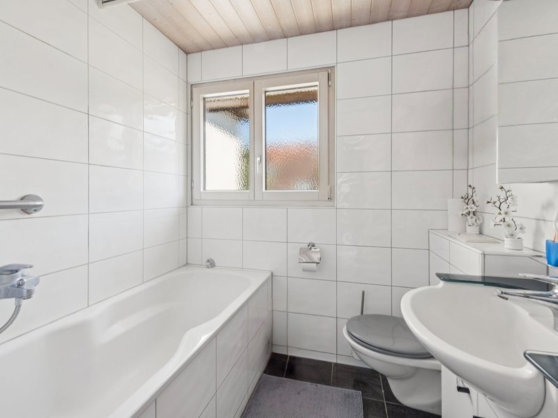 Moitié de maison jumelle de 4.5 pièces à Remetschwil - Salle de bain