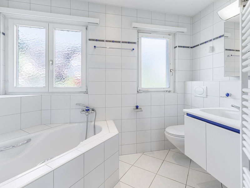 Moitié de maison jumelle de 5.5 pièces à Eschenbach - Salle de bain